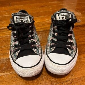Low top converse woman size 8 men size 6 mandala pattern